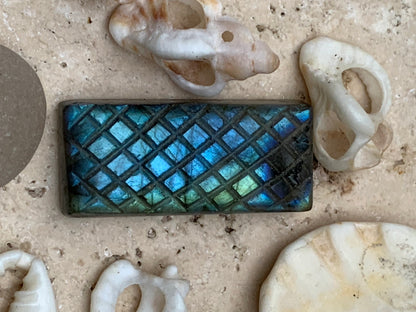 Labradorite, cabochon gravé de 31mm x 14 x 7. Qualité AA à AAA, parfait pour être monter en bijoux ou collection !