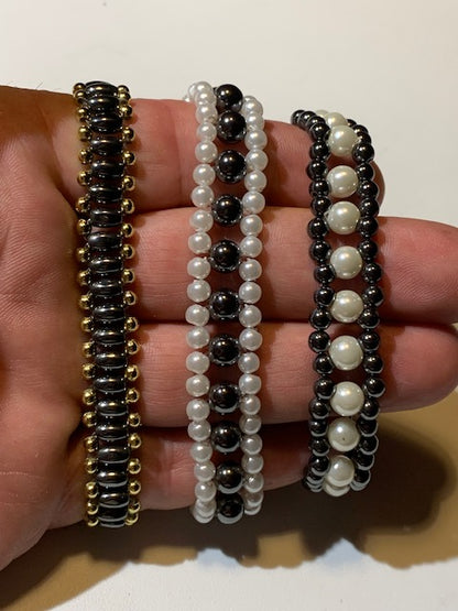 Collection de bracelets multi-rangs en nacre et hématite à fermoir de type 'homard' - Vendu à l'unité