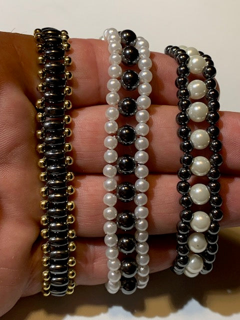 Collection de bracelets multi-rangs en nacre et hématite à fermoir de type 'homard' - Vendu à l'unité