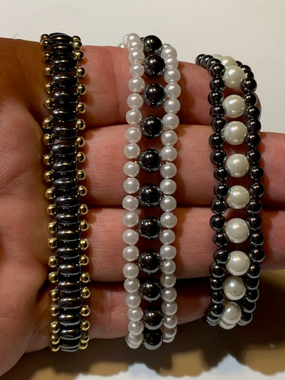 Collection de bracelets multi-rangs en nacre et hématite à fermoir de type 'homard' - Vendu à l'unité