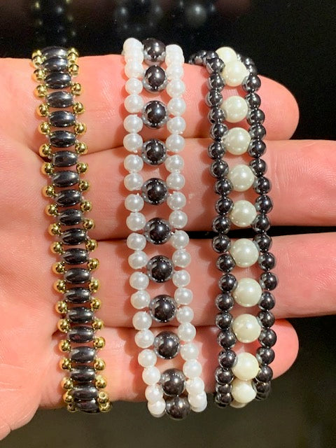 Collection de bracelets multi-rangs en nacre et hématite à fermoir de type 'homard' - Vendu à l'unité