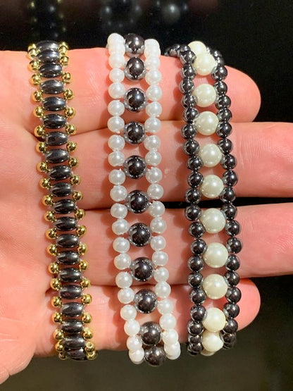 Collection de bracelets multi-rangs en nacre et hématite à fermoir de type 'homard' - Vendu à l'unité