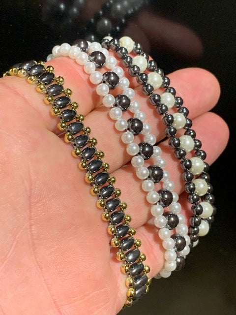 Collection de bracelets multi-rangs en nacre et hématite à fermoir de type 'homard' - Vendu à l'unité