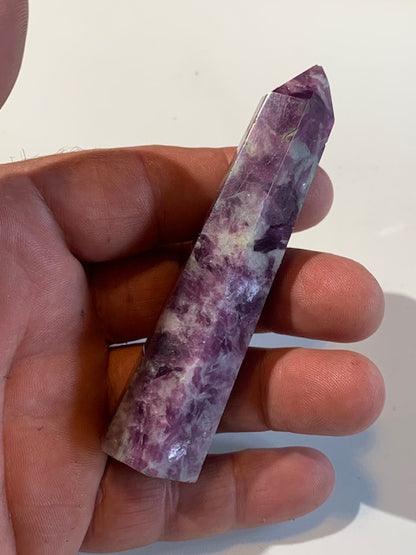 Lépidolite (Mica violet), pointe laser - 95 x 24 x 20 mm - 69,1 gr.