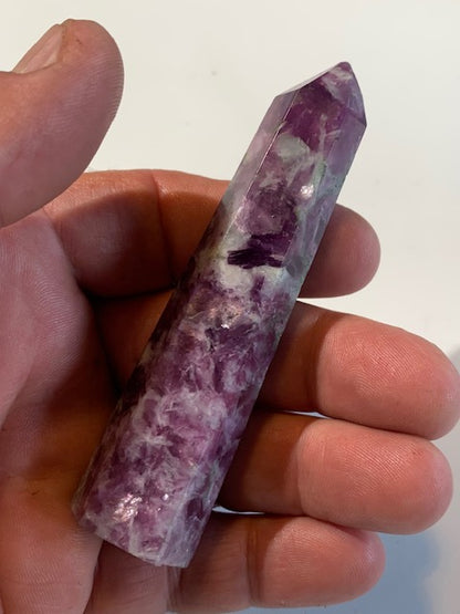 Lépidolite (Mica violet), pointe laser - 95 x 24 x 20 mm - 69,1 gr.