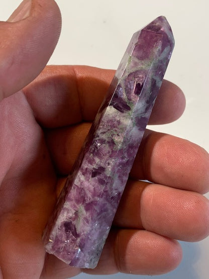 Lépidolite (Mica violet), pointe laser - 95 x 24 x 20 mm - 69,1 gr.