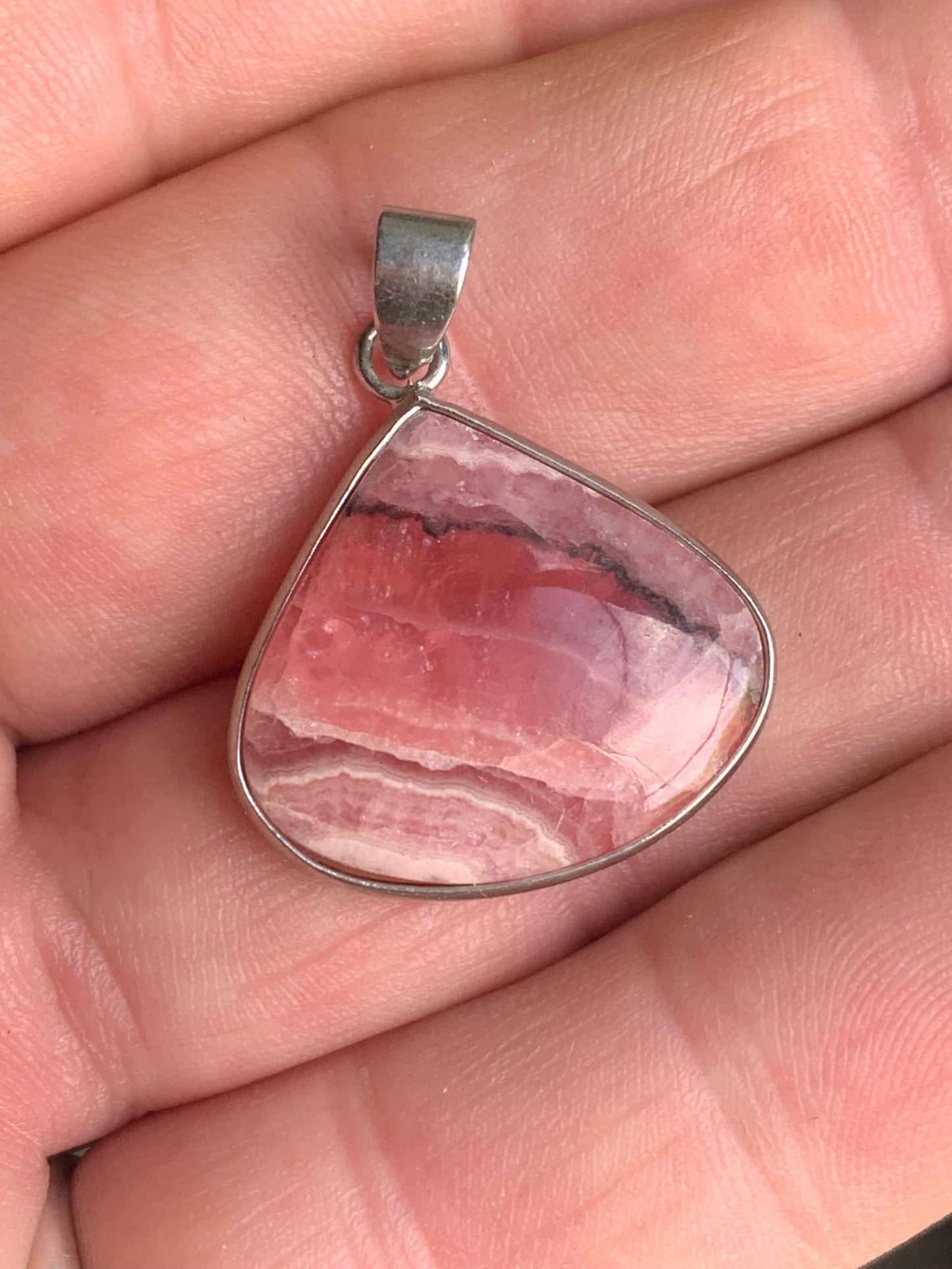 Rhodochrosite ! Pièce unique en Argent de 38 mm x 26 x 6. Vendu avec un cordon réglable de couleur noire !