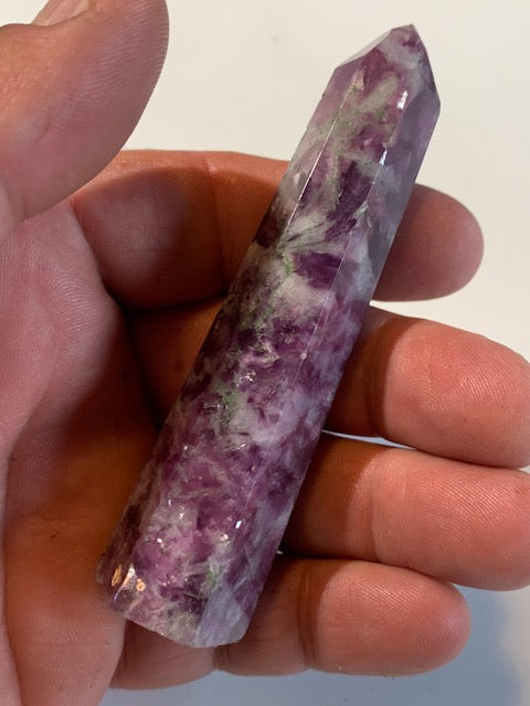 Lépidolite (Mica violet), pointe laser - 95 x 24 x 20 mm - 69,1 gr.