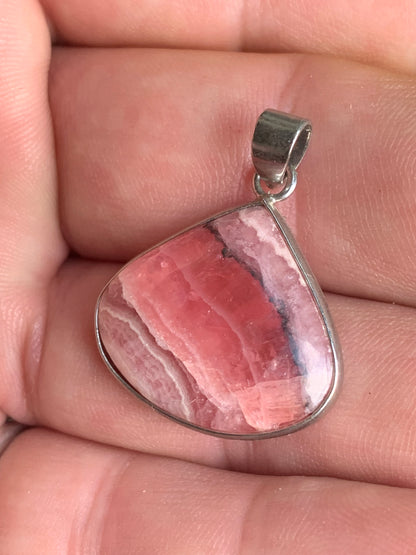 Rhodochrosite ! Pièce unique en Argent de 38 mm x 26 x 6. Vendu avec un cordon réglable de couleur noire !
