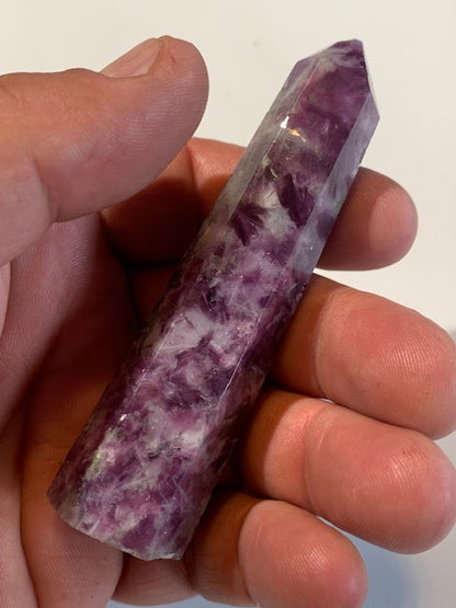 Lépidolite (Mica violet), pointe laser - 95 x 24 x 20 mm - 69,1 gr.