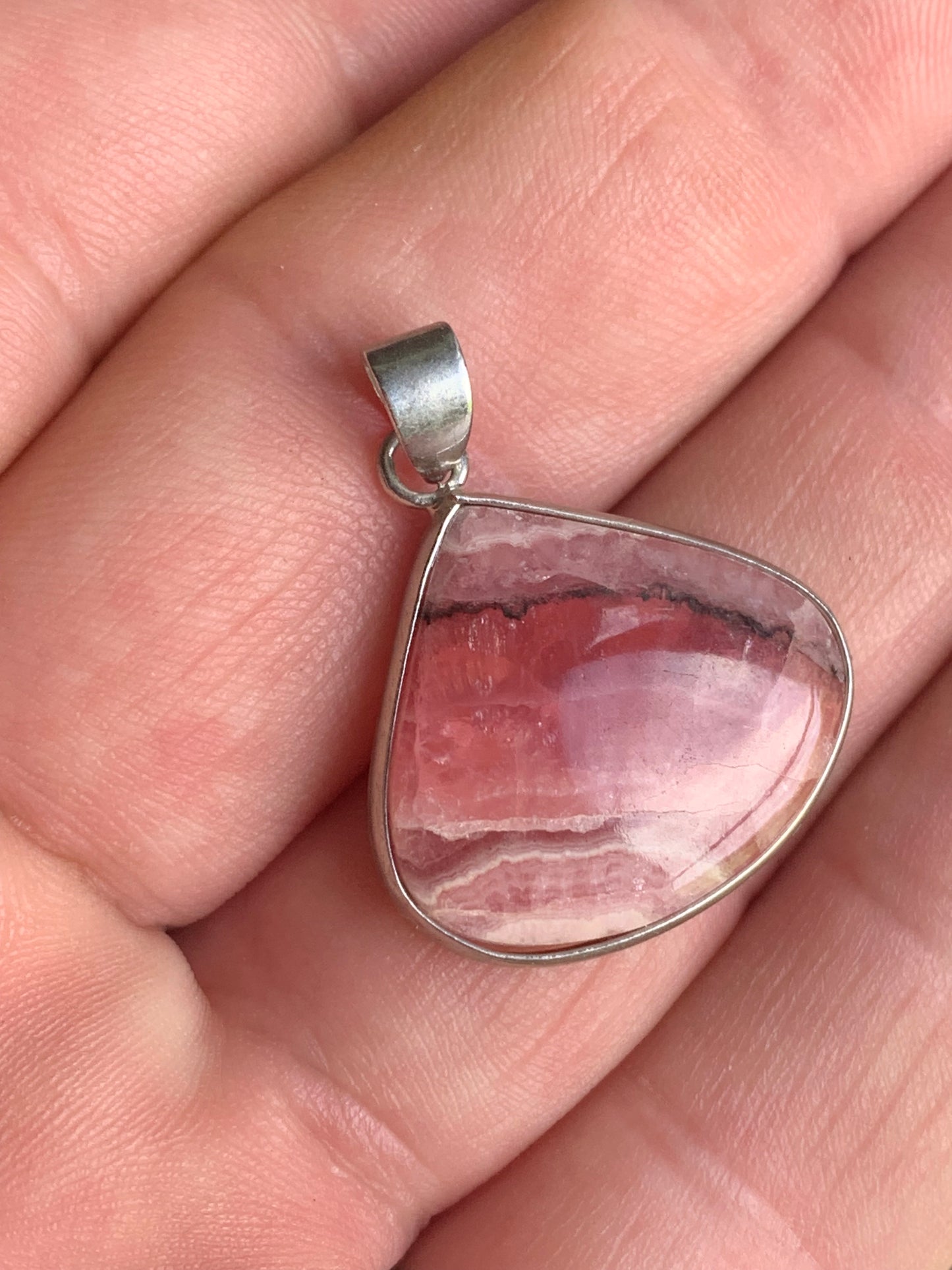 Rhodochrosite ! Pièce unique en Argent de 38 mm x 26 x 6. Vendu avec un cordon réglable de couleur noire !