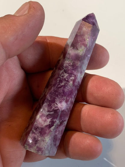 Lépidolite (Mica violet), pointe laser - 95 x 24 x 20 mm - 69,1 gr.