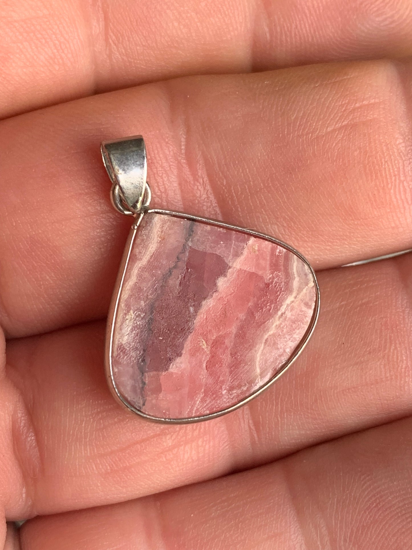 Rhodochrosite ! Pièce unique en Argent de 38 mm x 26 x 6. Vendu avec un cordon réglable de couleur noire !