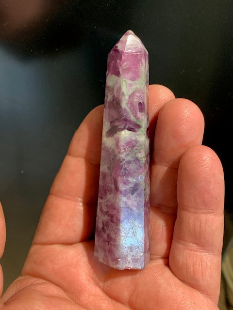 Lépidolite (Mica violet), pointe laser - 95 x 24 x 20 mm - 69,1 gr.