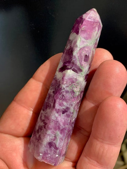Lépidolite (Mica violet), pointe laser - 95 x 24 x 20 mm - 69,1 gr.