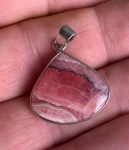 Rhodochrosite ! Pièce unique en Argent de 38 mm x 26 x 6. Vendu avec un cordon réglable de couleur noire !