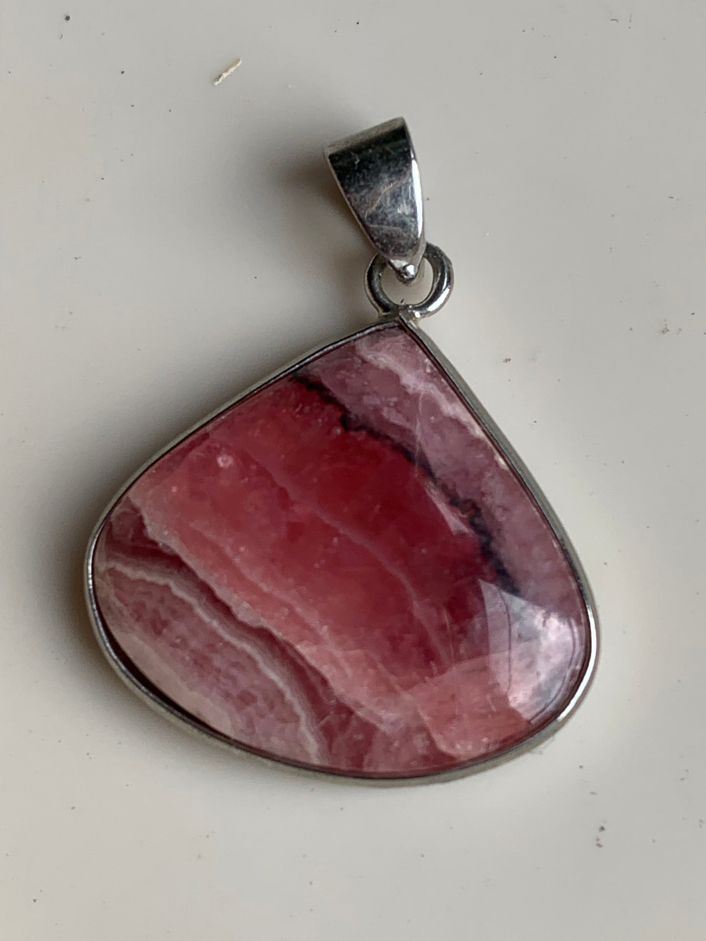 Rhodochrosite ! Pièce unique en Argent de 38 mm x 26 x 6. Vendu avec un cordon réglable de couleur noire !