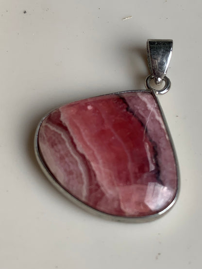 Rhodochrosite ! Pièce unique en Argent de 38 mm x 26 x 6. Vendu avec un cordon réglable de couleur noire !