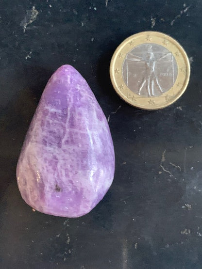 Lépidolite (Mica violet) - Pierre roulée de 43 mm x 27 x 17 - 27 gr.
