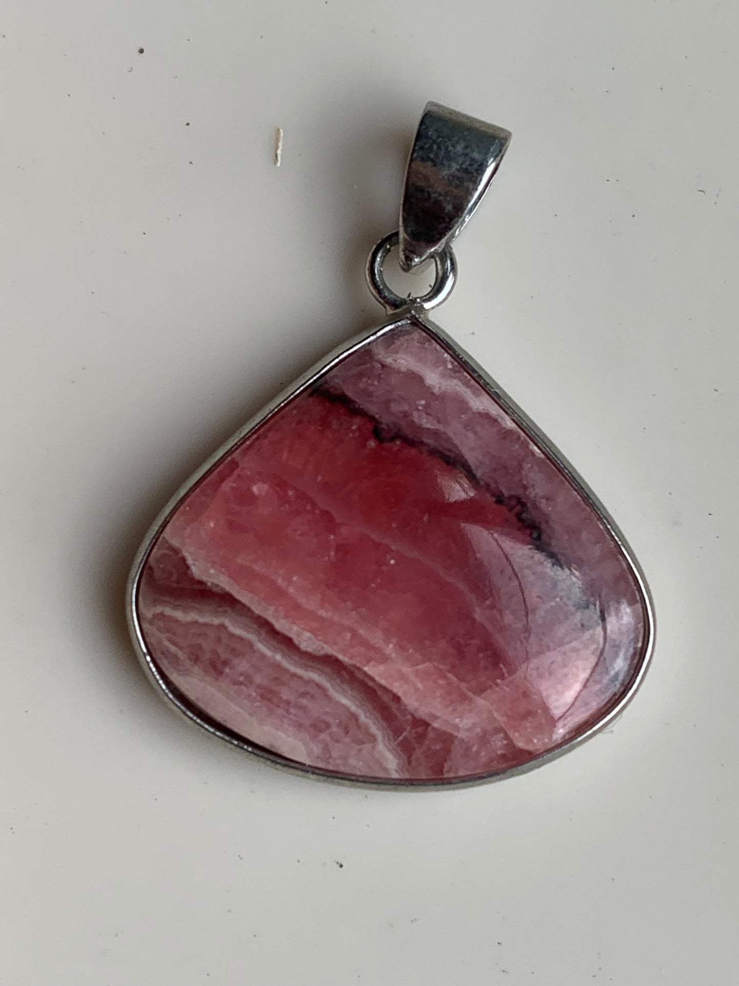 Rhodochrosite ! Pièce unique en Argent de 38 mm x 26 x 6. Vendu avec un cordon réglable de couleur noire !