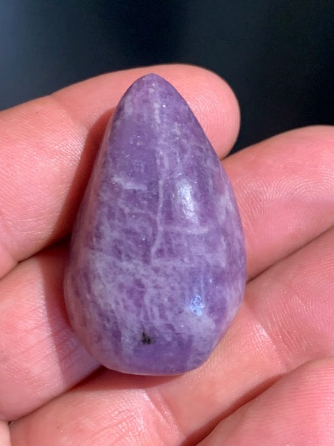 Lépidolite (Mica violet) - Pierre roulée de 43 mm x 27 x 17 - 27 gr.