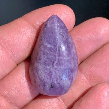 Lépidolite (Mica violet) - Pierre roulée de 43 mm x 27 x 17 - 27 gr.
