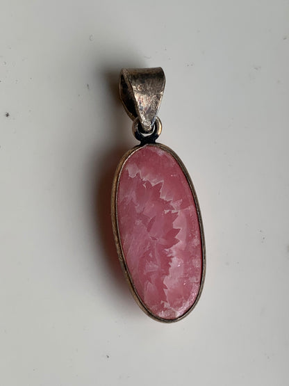 Rhodochrosite ! Pendentif en Argent de 42 mm x 11 x 7. Vendu avec un cordon réglable de couleur noire !