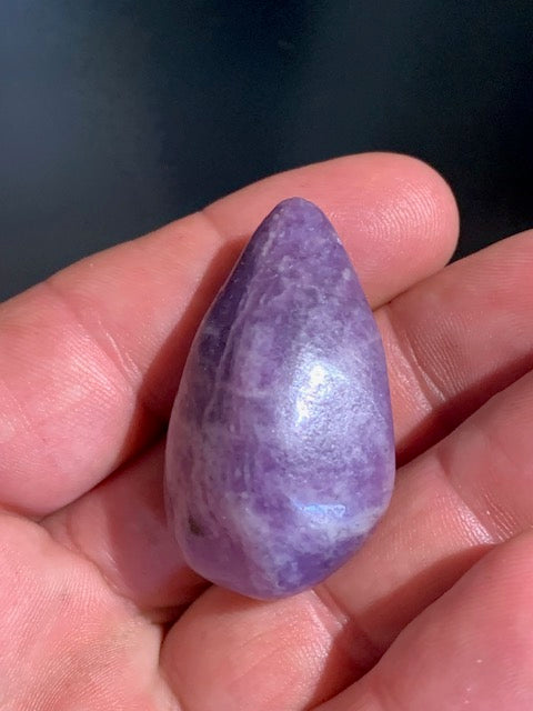 Lépidolite (Mica violet) - Pierre roulée de 43 mm x 27 x 17 - 27 gr.