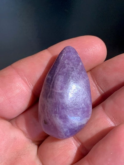 Lépidolite (Mica violet) - Pierre roulée de 43 mm x 27 x 17 - 27 gr.