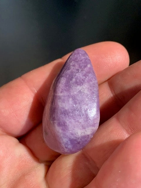 Lépidolite (Mica violet) - Pierre roulée de 43 mm x 27 x 17 - 27 gr.