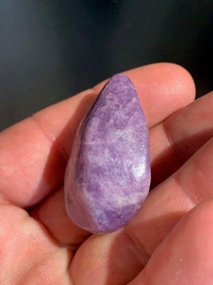 Lépidolite (Mica violet) - Pierre roulée de 43 mm x 27 x 17 - 27 gr.