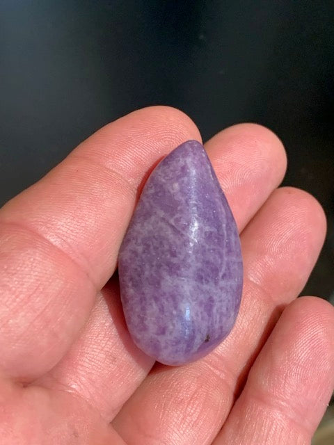 Lépidolite (Mica violet) - Pierre roulée de 43 mm x 27 x 17 - 27 gr.