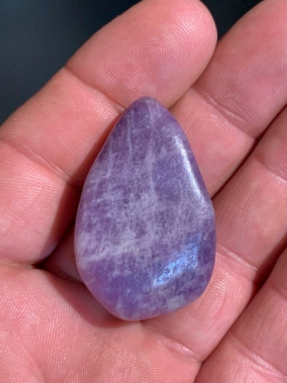 Lépidolite (Mica violet) - Pierre roulée de 43 mm x 27 x 17 - 27 gr.