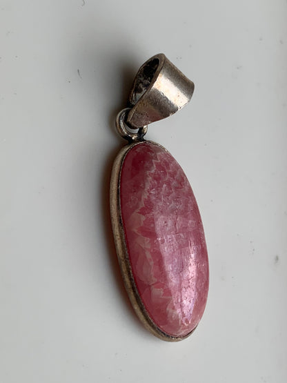 Rhodochrosite ! Pendentif en Argent de 42 mm x 11 x 7. Vendu avec un cordon réglable de couleur noire !