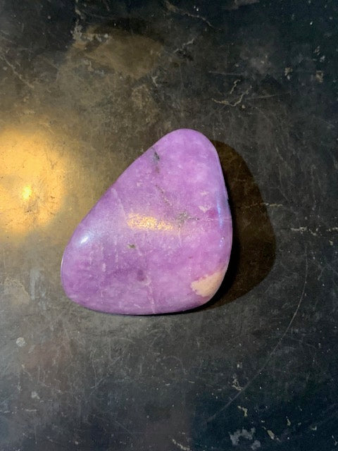 Lépidolite (Mica violet) - Pierre roulée de 42 mm x 30 x 14 - 21 gr.