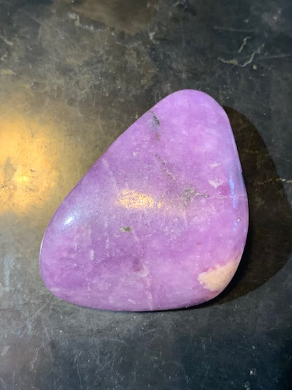 Lépidolite (Mica violet) - Pierre roulée de 42 mm x 30 x 14 - 21 gr.