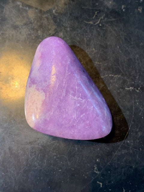 Lépidolite (Mica violet) - Pierre roulée de 42 mm x 30 x 14 - 21 gr.