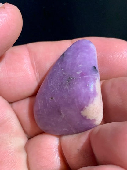 Lépidolite (Mica violet) - Pierre roulée de 42 mm x 30 x 14 - 21 gr.