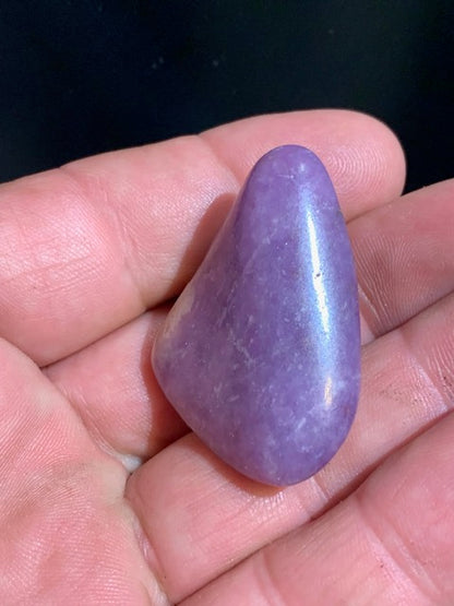 Lépidolite (Mica violet) - Pierre roulée de 42 mm x 30 x 14 - 21 gr.