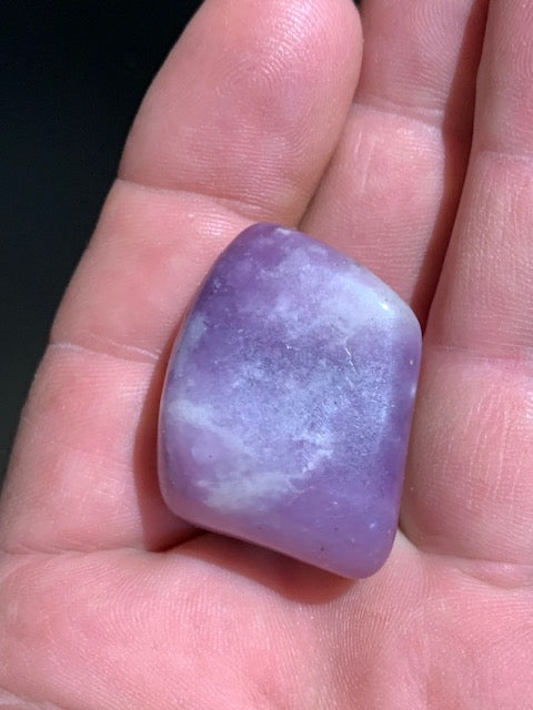 Lépidolite (Mica violet) - Pierre roulée de 32 mm x 25 x 19 - 23,9 gr.