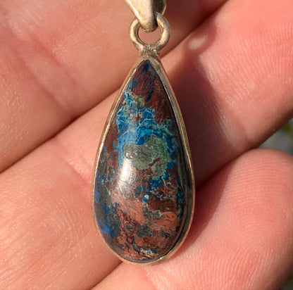 Chrysocolle ! Pendentif unique en Argent, 38 mm de hauteur x 13 de largeur x 7 d'épaisseur. Vendu avec cordon réglable de couleur noire. Fait par Gen & Zen !