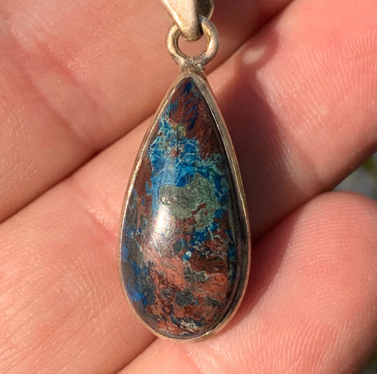 Chrysocolle ! Pendentif unique en Argent, 38 mm de hauteur x 13 de largeur x 7 d'épaisseur. Vendu avec cordon réglable de couleur noire. Fait par Gen & Zen !