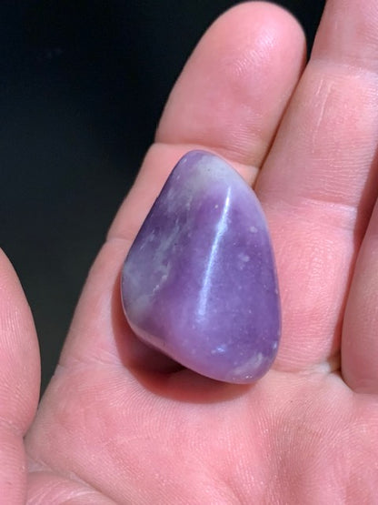 Lépidolite (Mica violet) - Pierre roulée de 32 mm x 25 x 19 - 23,9 gr.