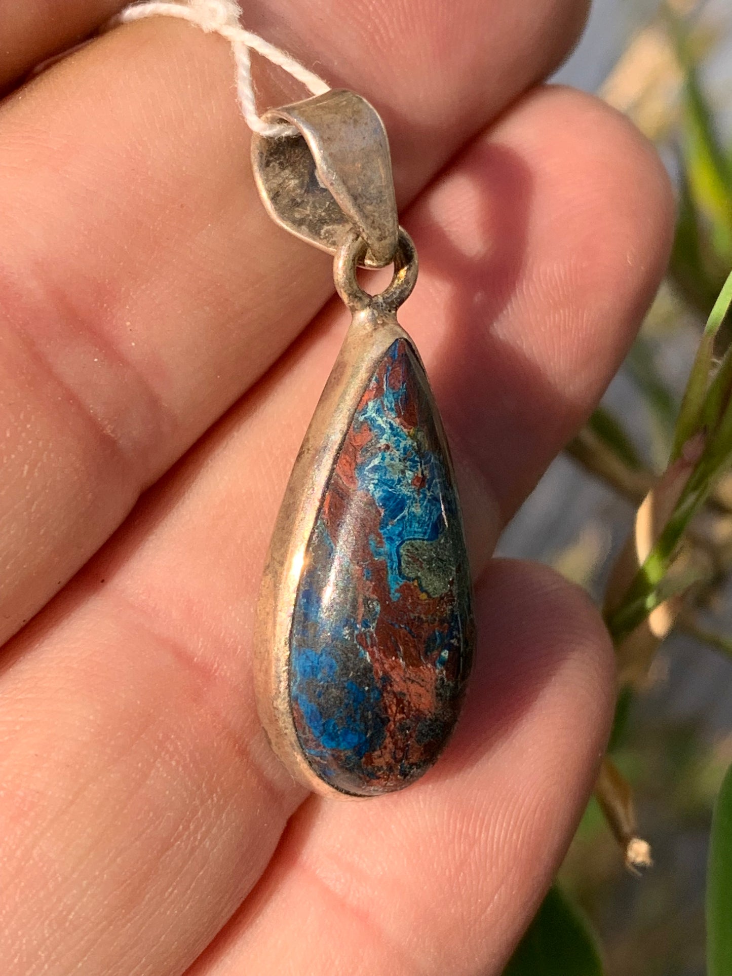 Chrysocolle ! Pendentif unique en Argent, 38 mm de hauteur x 13 de largeur x 7 d'épaisseur. Vendu avec cordon réglable de couleur noire. Fait par Gen & Zen !