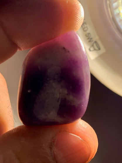 Lépidolite (Mica violet) - Pierre roulée de 32 mm x 25 x 19 - 23,9 gr.