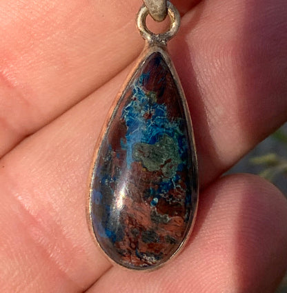 Chrysocolle ! Pendentif unique en Argent, 38 mm de hauteur x 13 de largeur x 7 d'épaisseur. Vendu avec cordon réglable de couleur noire. Fait par Gen & Zen !