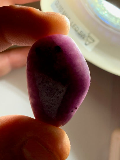 Lépidolite (Mica violet) - Pierre roulée de 32 mm x 25 x 19 - 23,9 gr.