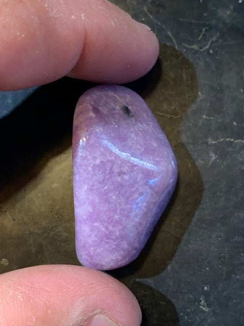 Lépidolite (Mica violet) - Pierre roulée de 32 mm x 25 x 19 - 23,9 gr.