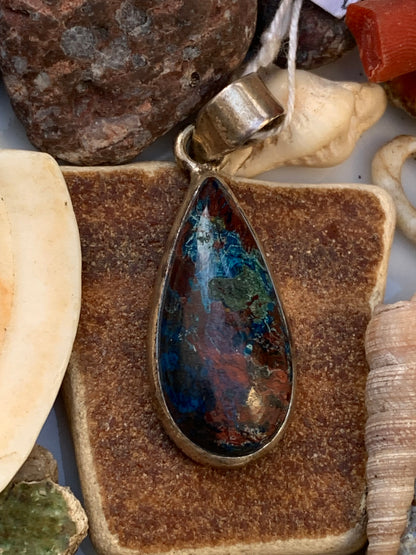 Chrysocolle ! Pendentif unique en Argent, 38 mm de hauteur x 13 de largeur x 7 d'épaisseur. Vendu avec cordon réglable de couleur noire. Fait par Gen & Zen !