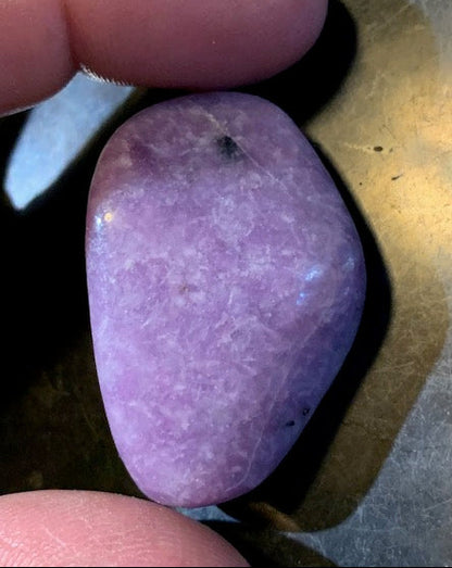 Lépidolite (Mica violet) - Pierre roulée de 32 mm x 25 x 19 - 23,9 gr.